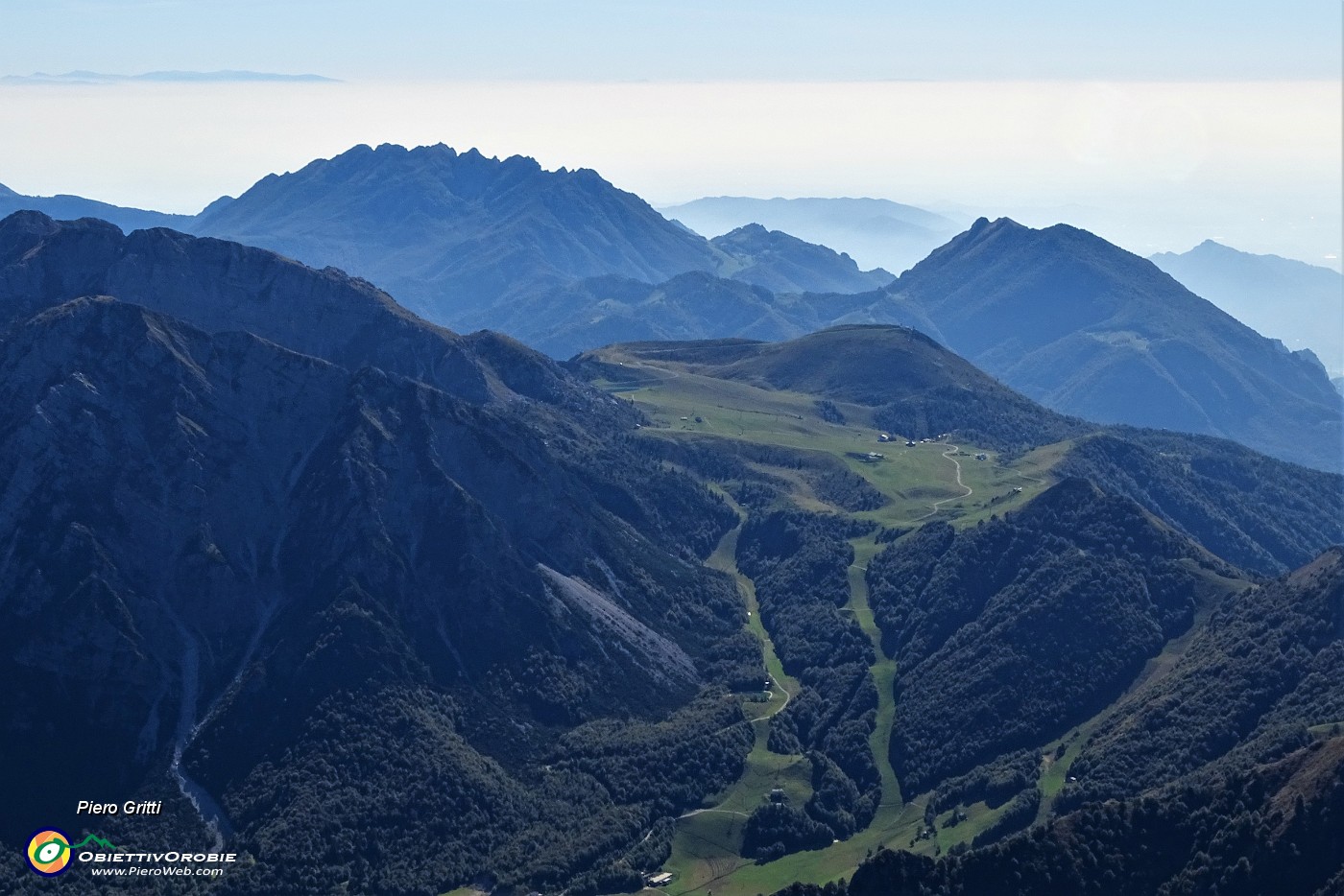 66 Zoom in Piani di Bobbio, Resegone, Due Mani.JPG